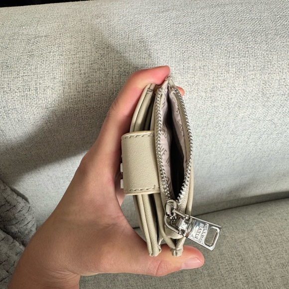 Steve Madden Cream Wallet with Logo - Picture 5 of 5